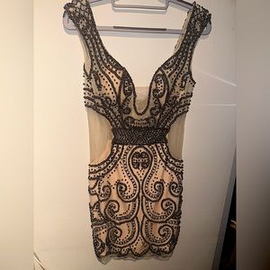 Size 6 . Beautiful dress for events , birthdays , New Year’s Eve, special occ.